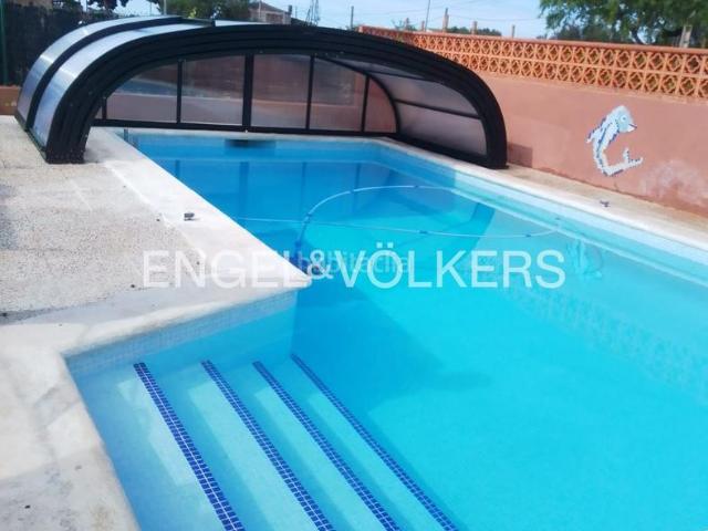 Casa en venta en Castellví de la Marca. Masía catalana única con espacio, tranquilidad y patrimonio en el Penedès. Casas Castellví de la.