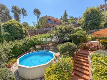Casa en venta en Castellví de Rosanes. Una casa para vivir, disfrutar y reunir a toda la familia. Con opción dos familias. Casas Castellví de.