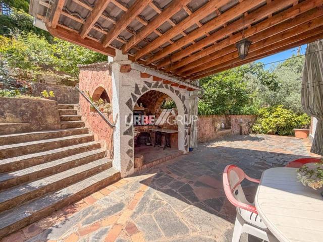 Casa en venta en Castellví de Rosanes. Una casa para vivir, disfrutar y reunir a toda la familia. Con opción dos familias. Casas Castellví de.
