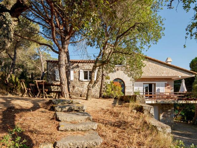 Casa en venta en Castell d´Aro Costa Brava. Espectacular casa con 4 Hectáreas de terreno y gran piscina en Castell dAroSAgaró. Casas Castell.