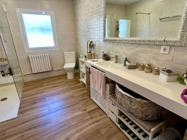 Casa en venta en Castellar del Vallès, Airesol. Dos casas en una, ideal para dos famiias y negocio !. Casas Castellar del.