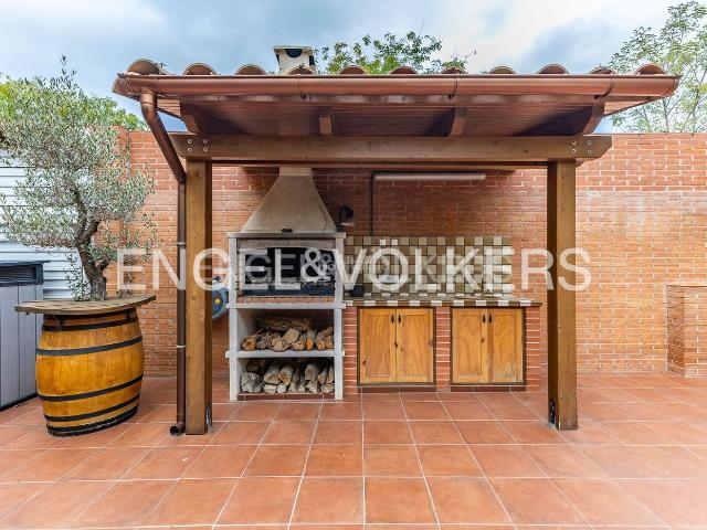 Casa adosada en venta en Castellar del Vallès, Eixample Can Bogunyà. Casa Adosada Esquinera en el Centro de Castellar del Vallès Totalmente Amueblada con Mobiliario Exclusivo. Casas adosadas.