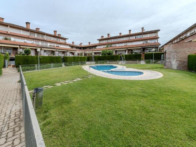 Casa en venta en Castellar del Vallès, Eixample Can Bogunyà. Casa en Castellar con terraza privada, piscina comunitaria y garaje para dos coches. Casas Castellar del.