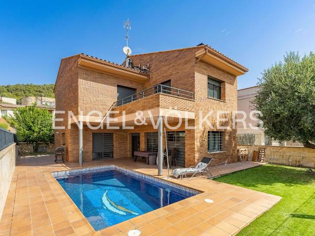 Casa en venta en Castellar del Vallès, Eixample Can Bogunyà. Espectacular casa unifamiliar a 4 vientos con piscina y garaje. Casas Castellar del.