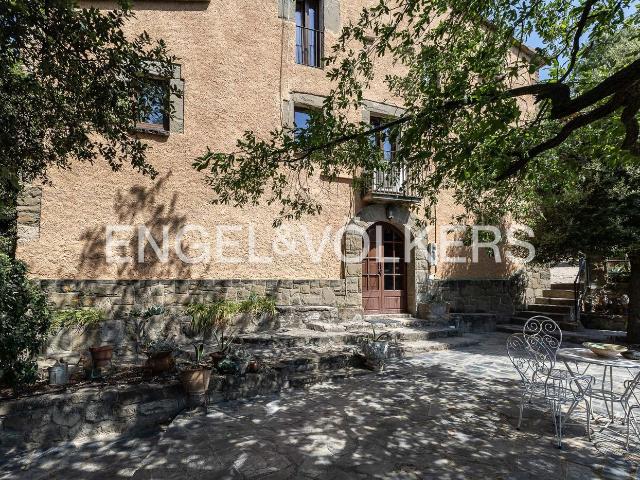 Casa en venta en Castellbell i el Vilar. Masía exclusiva con máxima privacidad, vistas a Montserrat. Casas Castellbell i el.