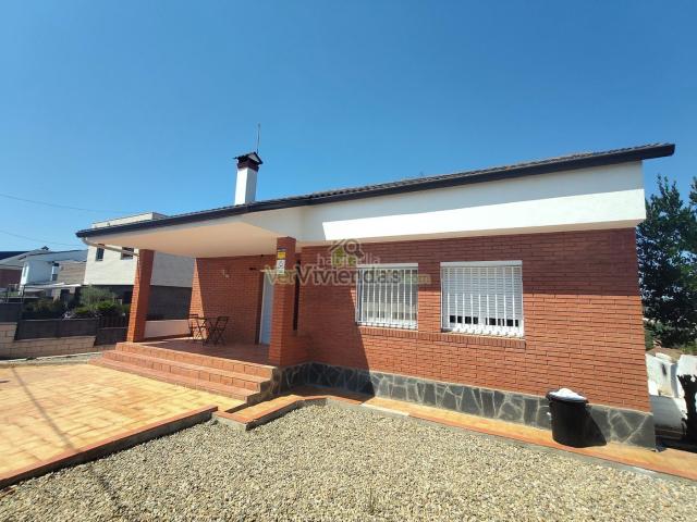 Casa en venta en Castellbisbal. Bonita casa con gran jardín. Casas.