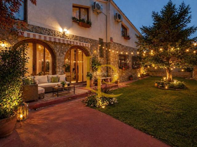 Casa en venta en Castellbisbal. ESPECTACULAR CASA CON PISCINA Y UN PRECIOSO JARDÍN EN URBANIZACIÓN DE COSTABLANCA. Casas.