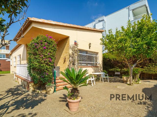 Casa en venta en Castelldefels, Can Bou. CASA DE 110 M2 CON JARDÍN, TERRAZA, BALCÓN Y PARKING 3 DORMITORIOS Y 2 BAÑOS 775.000. Casas.