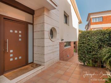 Casa en venta en Castelldefels, Can Bou. LA CASA DE LYNETTE. Casas.