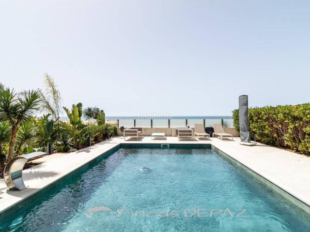 Casa en venta en Castelldefels, Baixador. Espectacular casa con piscina tocando la arena de la playa. Casas.