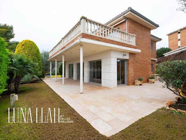 Casa en venta en Barcelona, Gòtic. Exclusiva casa con 3 dormitorios en suite y aparcamiento para 4 coches en Bellamar, Castelldefels. Casas.