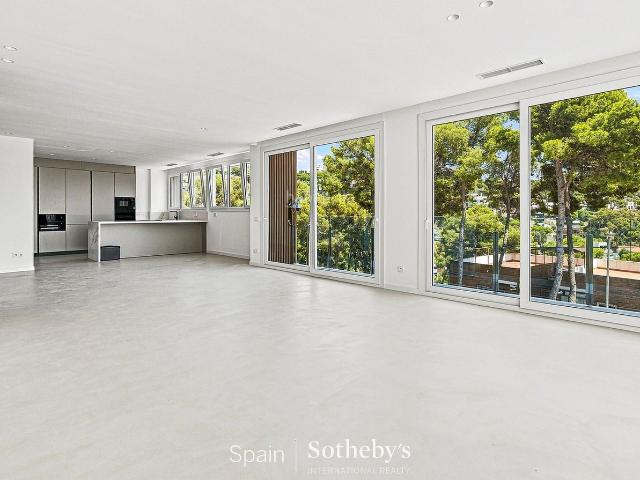 Casa en venta en Castelldefels, Bellamar. Exclusiva villa de diseño con piscina infinity y vistas al mar. Casas.