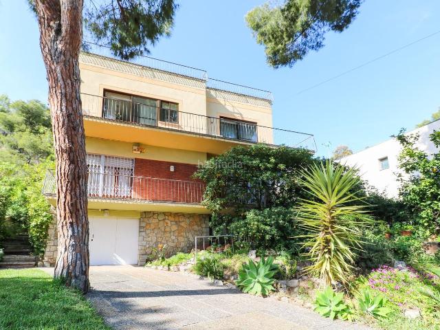 Casa en venta en Castelldefels, Bellamar. La CASA de las flores. Casas.