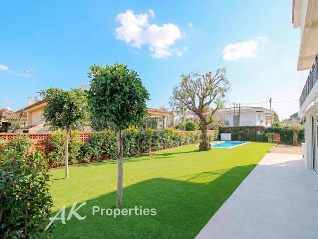 Casa en venta en Castelldefels, Granvía Mar. Espectacular casa con piscina y jardín privado. Casas.