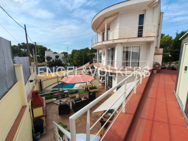 Casa en venta en Castelldefels, El Poal. Tu Casa y tu Inversión. Preciosa casa con vistas al mar, piscina y licencia turística. Casas.