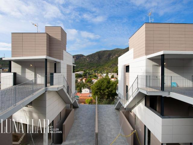 Casa en venta en Castelldefels, El Poal. Casa de obra nueva con ascensor y piscina privada. Casas.