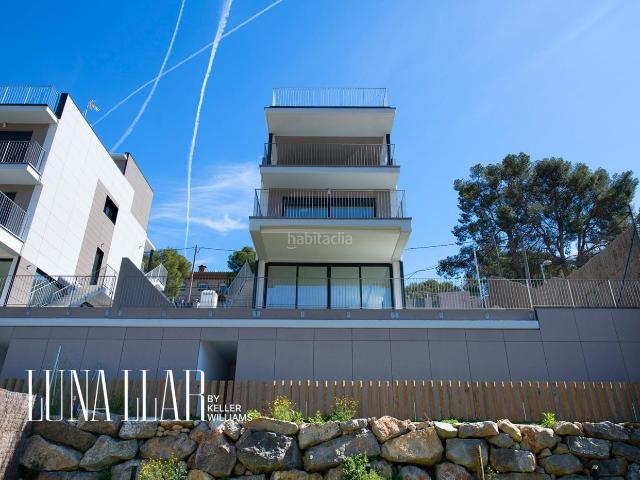 Casa en venta en Castelldefels, El Poal. Casa de obra nueva amplia con piscina privada. Casas.