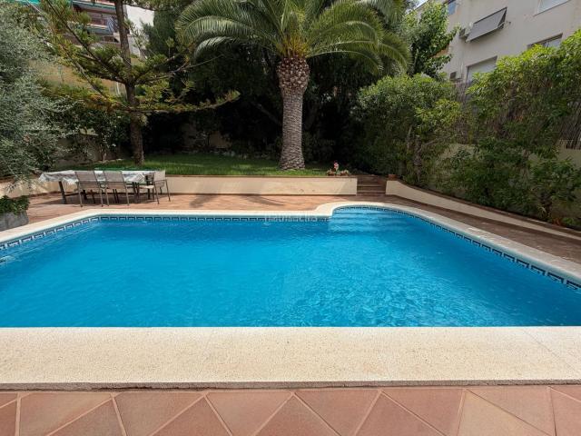 Casa en venta en Castelldefels, El Poal. Espectacular Casa Independiente en El Poal: 399 m², Gran Luminosidad, Piscina y Ascensor. Casas.