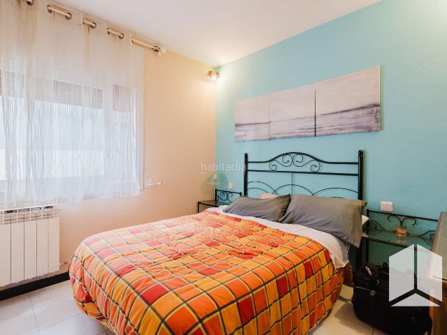 Casa en venta en Castelldefels, La Pineda. Amplia casa de 4 dormitorios con terraza y garaje privado. Casas.