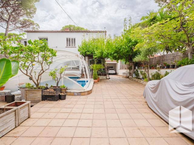 Casa en venta en Castelldefels, La Pineda. Casa de 65 m con 4 dormitorios y terraza en Castelldefels. Casas.