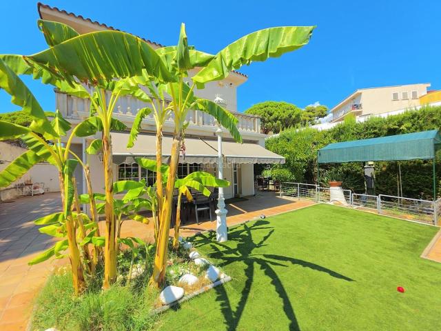 Casa en venta en Castelldefels, La Pineda. Casa independiente con piscina en Castelldefels. Casas.