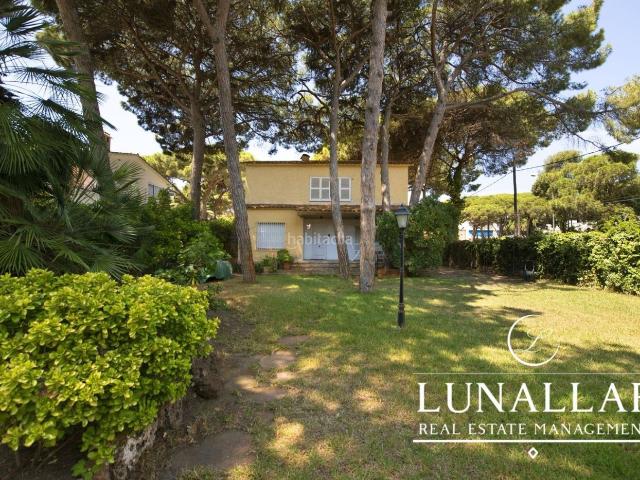 Casa en venta en Castelldefels, La Pineda. Casa independiente en esquina en La Pineda, Castelldefels, a 2 minutos de la playa. Casas.