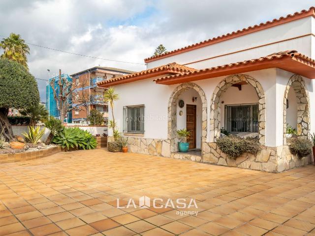 Casa en venta en Castelldefels, Lluminetes. Casas.