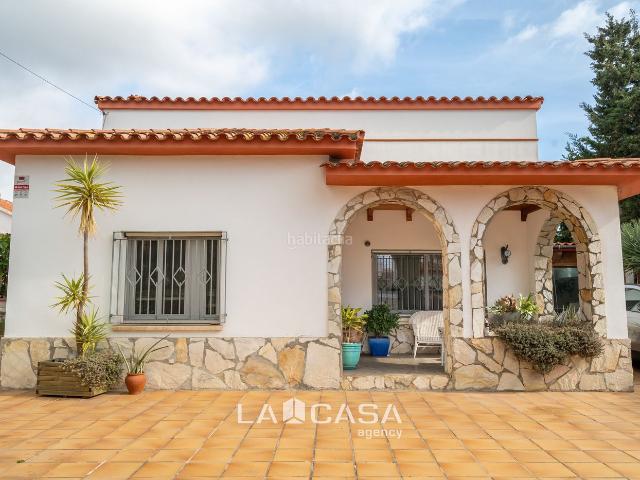 Casa en venta en Castelldefels, Lluminetes. La Casa Agency vende Chalet Independiente Reformado en Lluminetes A 1 Minuto de la Playa. Casas.