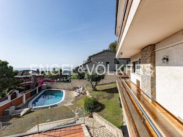 Casa en venta en Castelldefels, Montmar. Vivienda con vistas al mar y gran zona exterior. Casas.