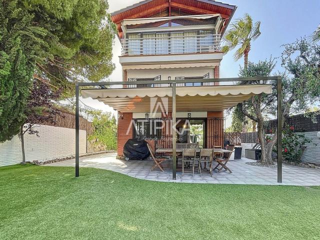Casa en venta en Castelldefels, Montmar. Casa en venta o alquiler en Montemar con jardín y piscina. Casas.