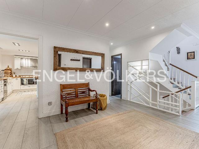 Casa en venta en Castelldefels, Montmar. Encantadora casa unifamiliar con espectaculares vistas al mar en parcela llana con precioso jardín con piscina. Casas.