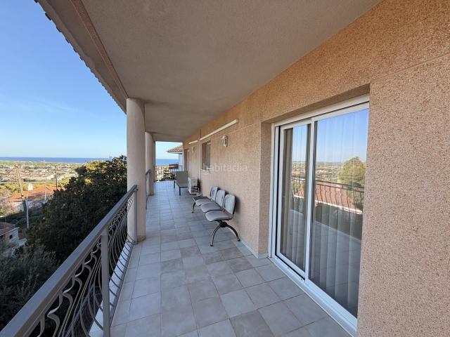 Casa en venta en Castelldefels, Montmar. Exclusiva casa independiente con piscina privada y vistas al mar en Montemar, Castelldefels. Casas.