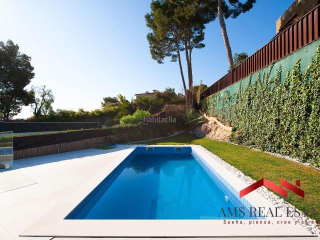 Casa en venta en Castelldefels, Montmar. Exclusiva villa de lujo con diseño contemporáneo y tecnología de vanguardia. Casas.