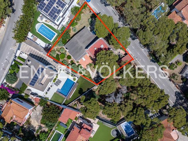 Casa en venta en Castelldefels, Montmar. Gran potencial para reformar y dar vida al hogar de tus sueños. Casas.
