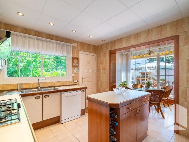 Casa en venta en Castelldefels, Montmar. LA CASA AGENCY PRESENTA!. Casas.