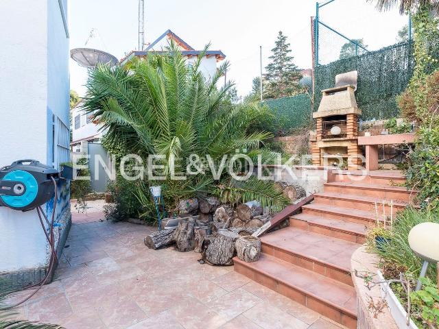 Casa en venta en Castelldefels, Montmar. Magnífica casa unifamiliar con preciosa piscina en Montemar. Casas.