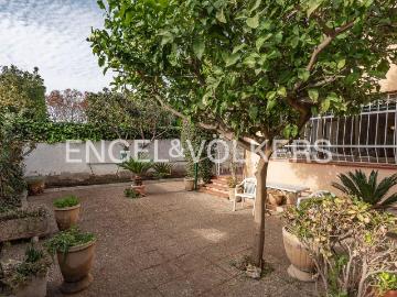 Casa en venta en Castelldefels, Can Bou. Casa unifamiliar en Can Bou, a solo 5 minutos andando del pueblo. Casas.