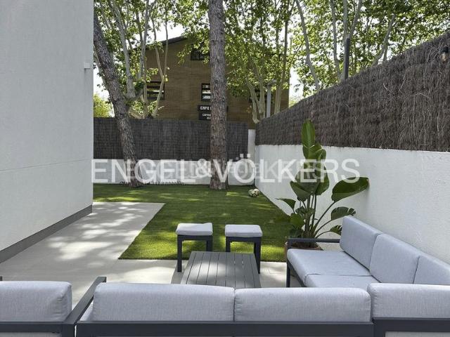 Casa en venta en Castelldefels, Mar i Sol. Elegancia y comodidad a un paso de todo. Casas.