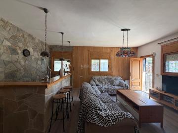 Casa en venta en Castellet i la Gornal. Amplia vivienda unifamiliar de dos plantas con jardín privado, terraza y gran trastero en Urbanización La Creu. Casas Castellet i la.