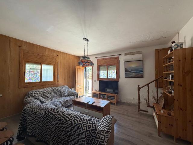 Casa en venta en Castellet i la Gornal. Amplia vivienda unifamiliar de dos plantas con jardín privado, terraza y gran trastero en Urbanización La Creu. Casas Castellet i la.