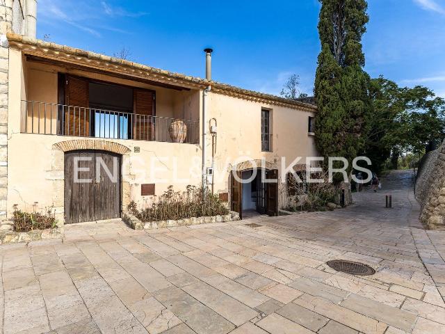 Casa en venta en Castellet i la Gornal. Casa de pueblo a los pies del castillo de Castellet. Casas Castellet i la.