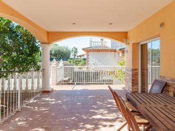 Casa en venta en Castellet i la Gornal. Casa independiente con piscina privada y gran terreno. Casas Castellet i la.