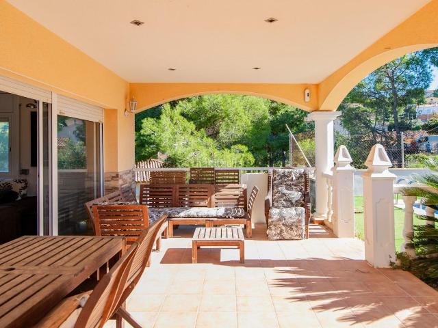 Casa en venta en Castellet i la Gornal. Casa independiente con piscina privada y gran terreno. Casas Castellet i la.