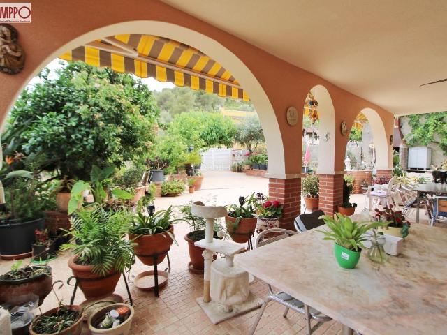 Casa en venta en Castellet i la Gornal. GRAN CASA con 2 VIVIENDAS INDEPENDIENTES en Urb. Los ROSALES!. Casas Castellet i la.