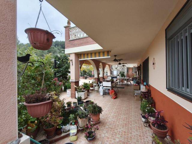 Casa en venta en Castellet i la Gornal. GRAN CASA INDEPENDIENTE 8 HAB 4 BAÑOS PISCINA URBANIZ. LOS ROSALES. Casas Castellet i la.