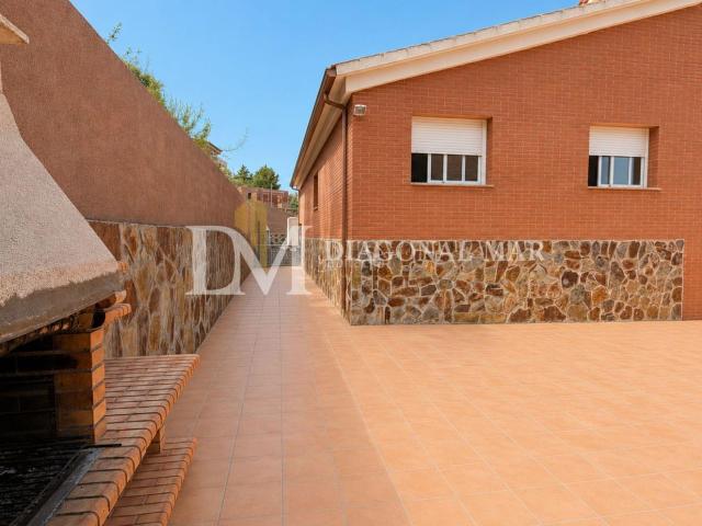 Casa en venta en Castellet i la Gornal. Magnífica vivienda independiente de 301 m2 en la zona de Els Rosers. Casas Castellet i la.