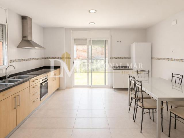 Casa en venta en Castellet i la Gornal. Magnífica vivienda independiente de 301 m2 en la zona de Els Rosers. Casas Castellet i la.