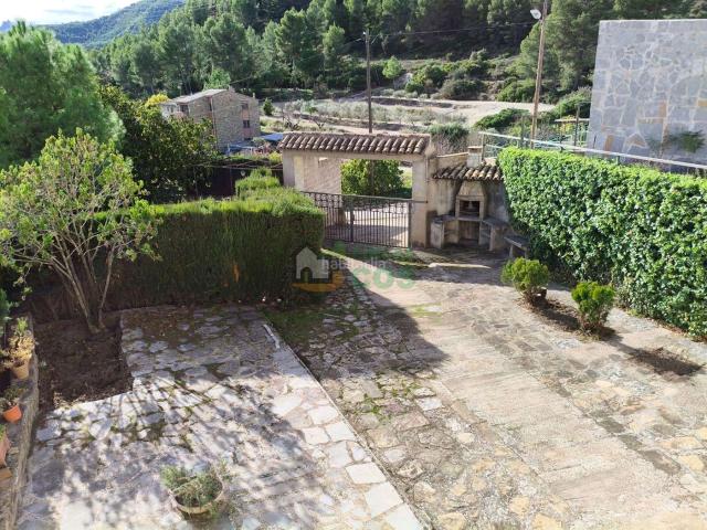 Casa en venta en Castellgalí. Masía en venta con vistas a Montserrat con 6.700 m2 terreno, lista para vivir, 7 hab a 10 min. de Manresa y 50 Km.Barcelona. Casas.