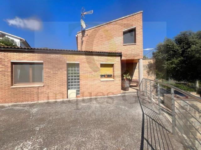 Casa en venta en Castellnou de Bages. Castellnou de Bages Casa de 4 habitaciones con jardín y garaje ideal para familias. Casas Castellnou de.