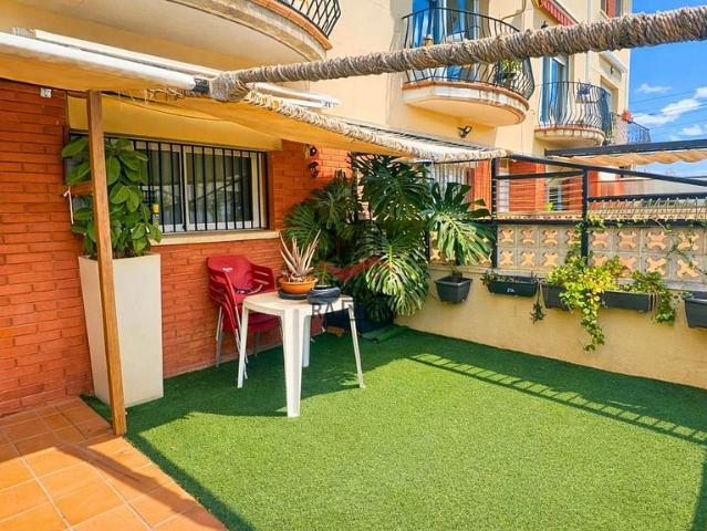 Casa pareada en venta en calle Puigmala, Castelló d´Empúries, de 135 m² 3 habitaciones por 279.000